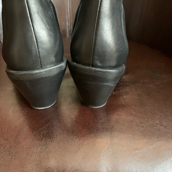 Woman’s leather black boots. - Picture 3 of 4